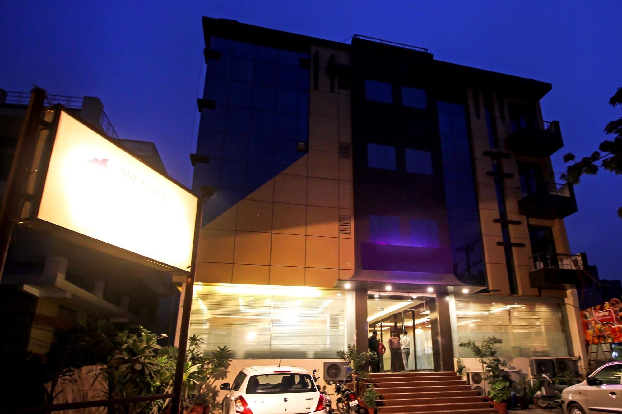 Oyo 9841 The Vivir 1 Hotel Noida Exterior photo